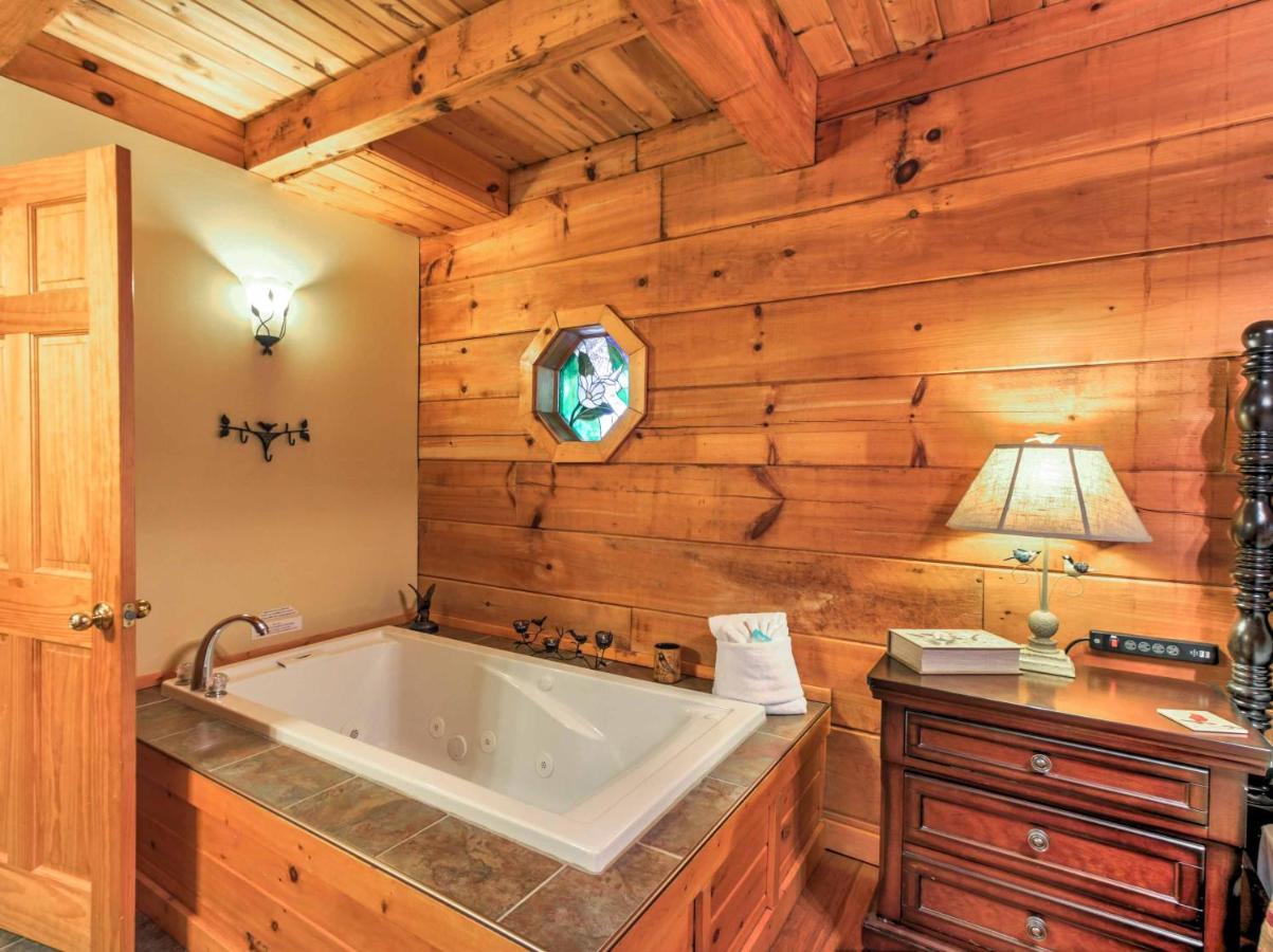Cozy Nest Gatlinburg Cabin With Porch And Jacuzzi! Villa Exterior foto