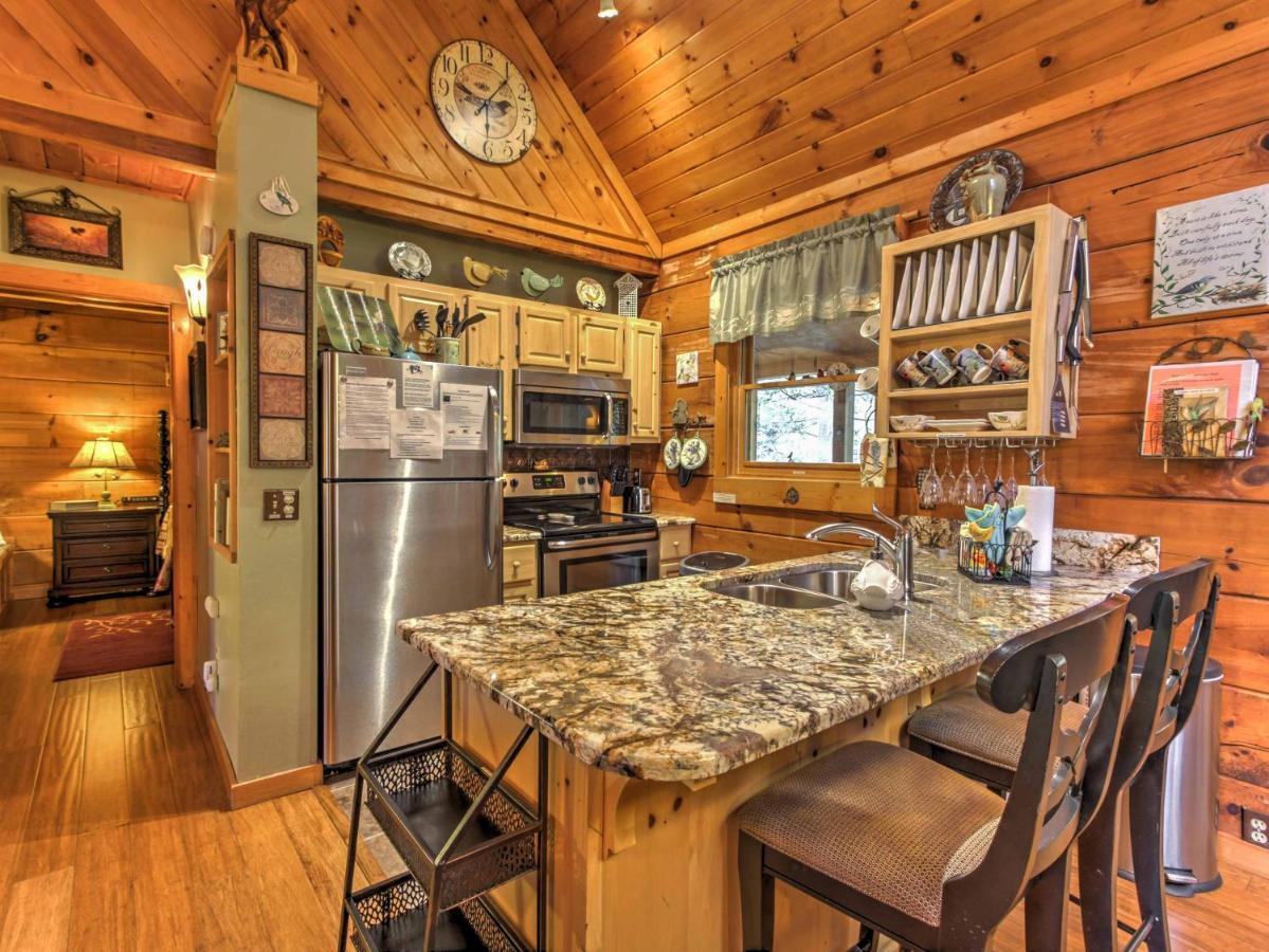Cozy Nest Gatlinburg Cabin With Porch And Jacuzzi! Villa Exterior foto